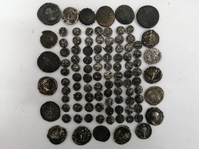 Yolcunun üzerinde Roma dönemine ait 102 adet gümüş sikke ele geçirildi