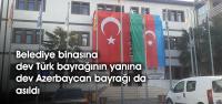 Belediye binasına dev Türk bayrağının yanına dev Azerbaycan bayrağı da asıldı